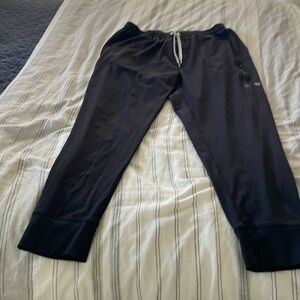 New men’s Vuori jogger pants